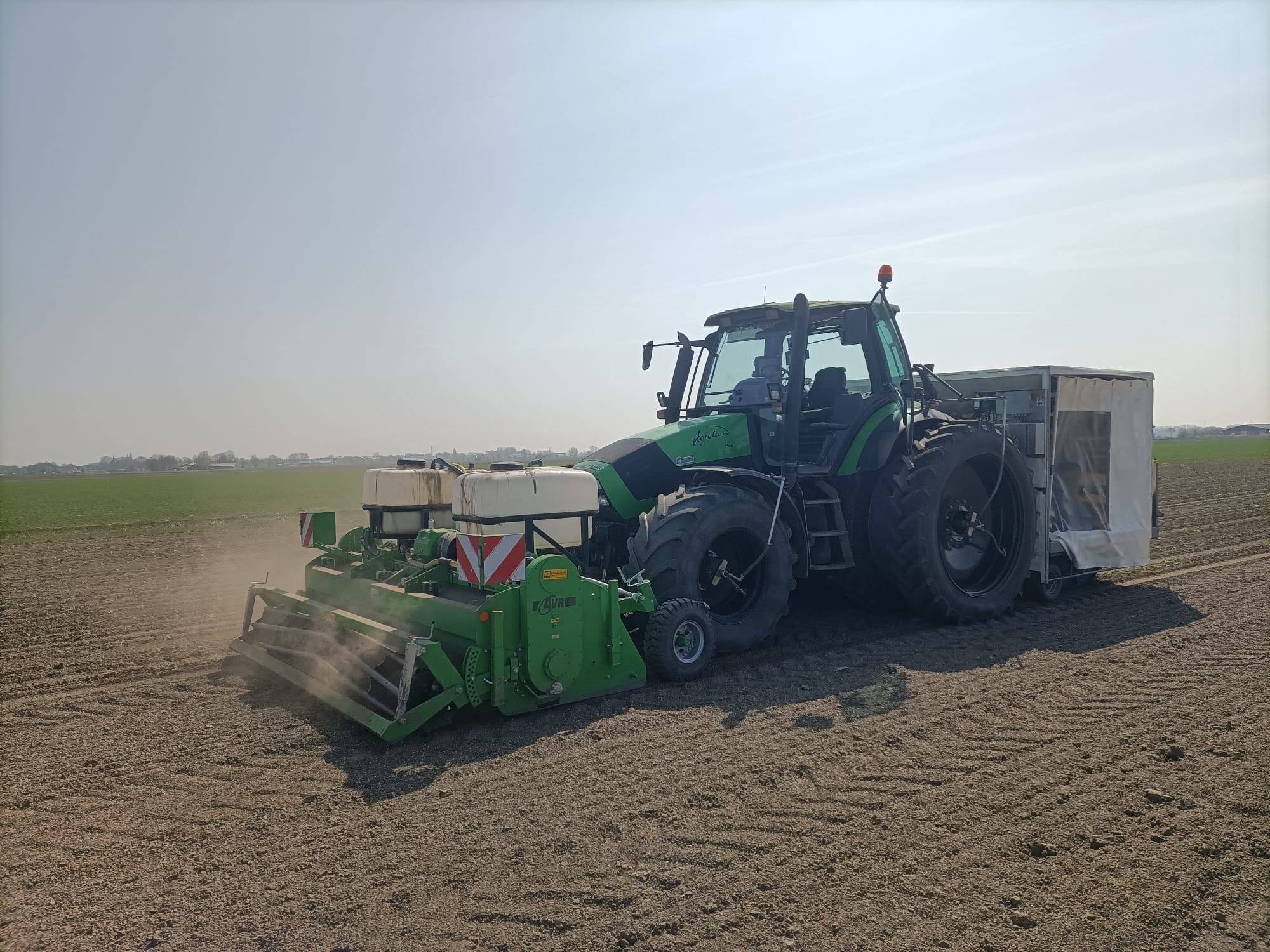 Planten van spruitkoolplanten met de plantmachine